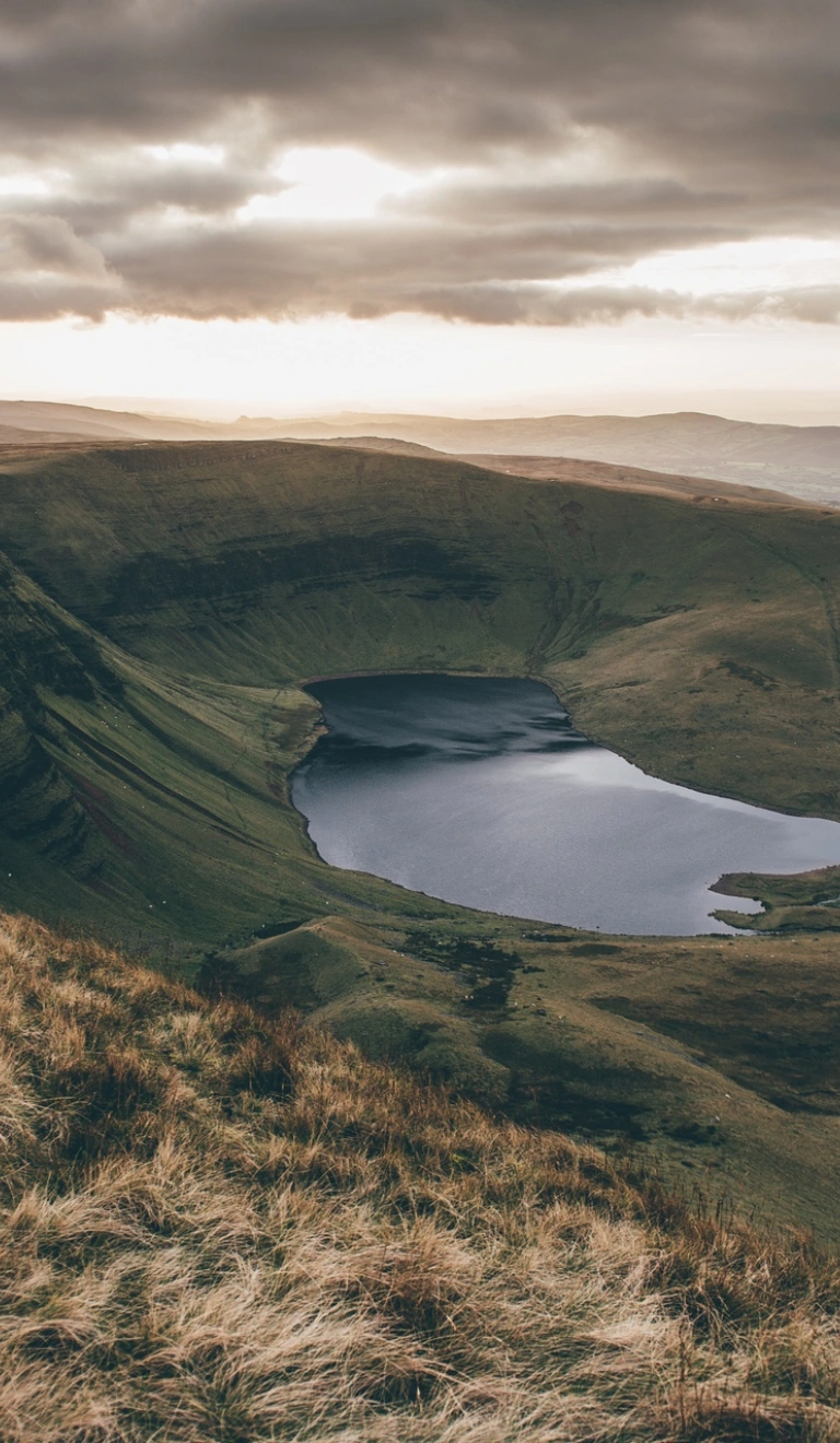Edrych lawr ar y llyn o ochr y mynydd