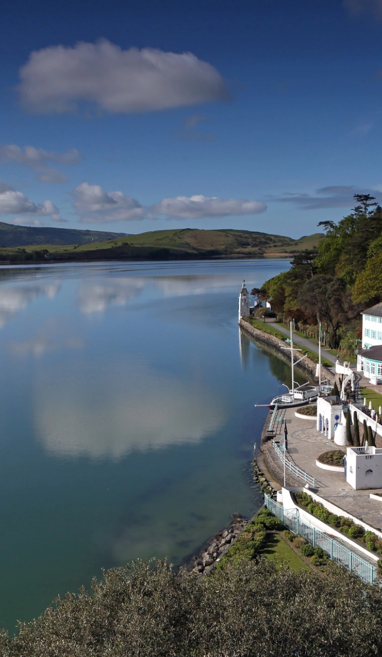 Y tu allan i Westy Portmeirion yn edrych i lawr ar yr aber 