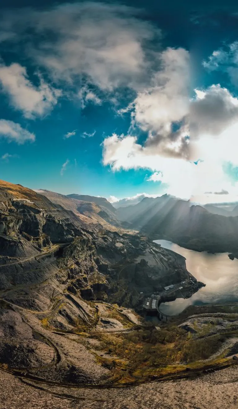 Chwarel lechi o dan gymylau mewn golau llwydaidd.