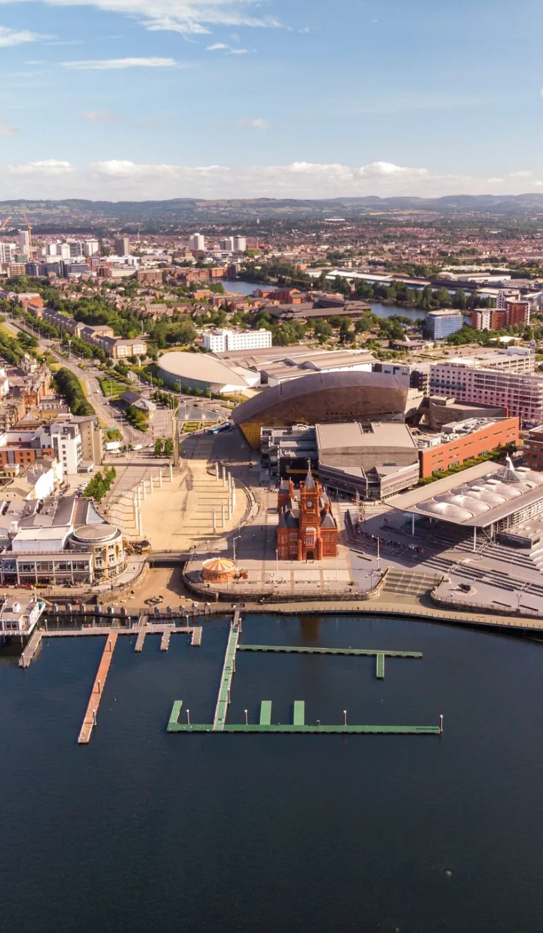 Llun o'r awyr yn edrych i lawr ar Fae Caerdydd