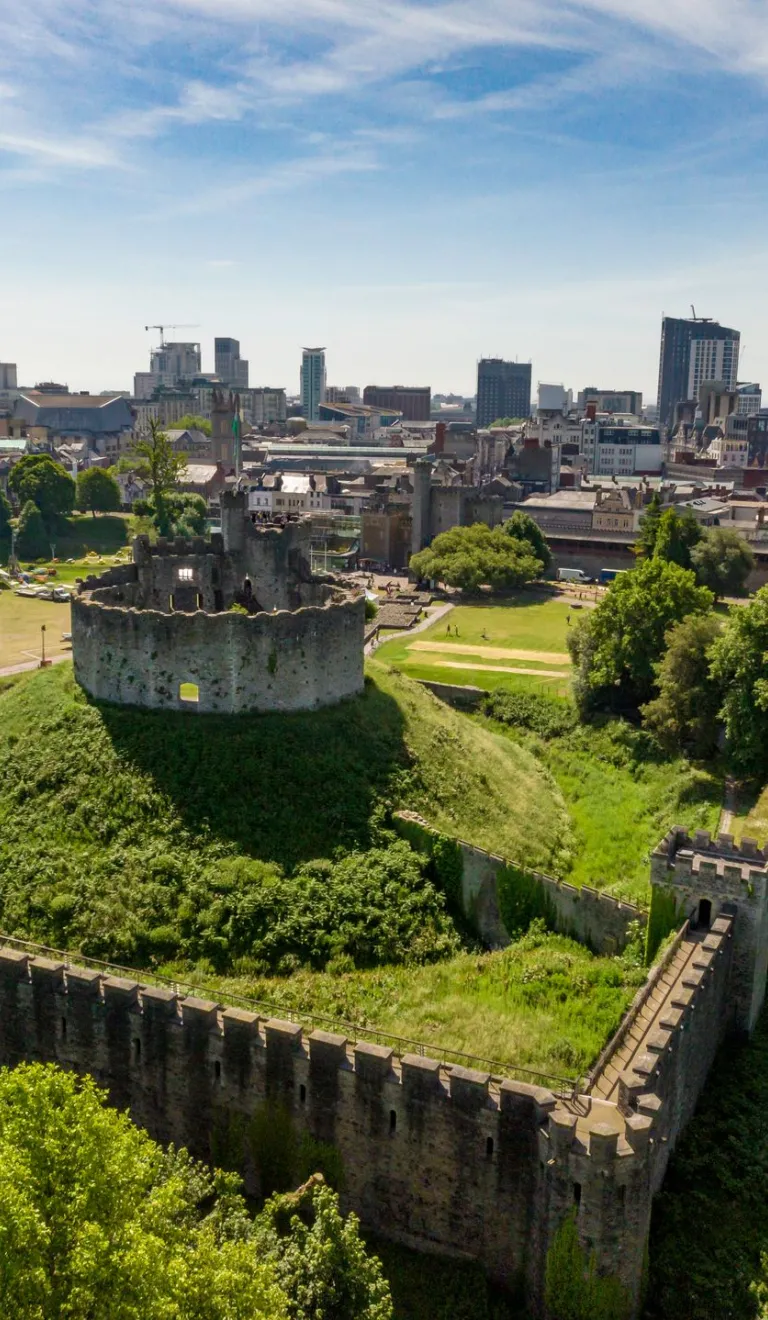 Llun o’r awyr o Gastell Caerdydd, De Cymru.